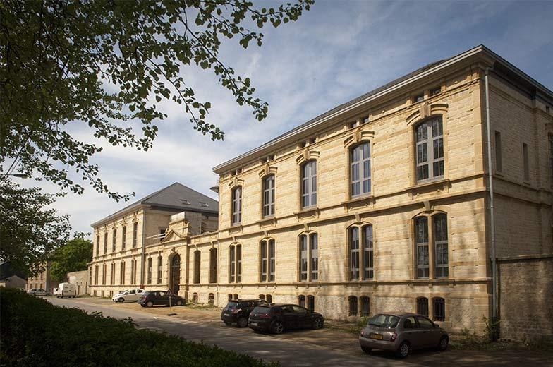 Transformation d'un ancien bâtiment militaire en logements et bureaux