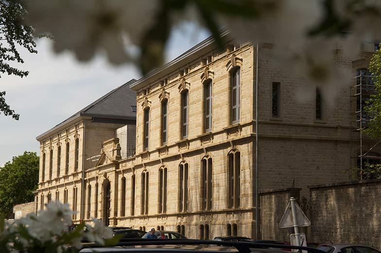 Transformation d'un ancien bâtiment militaire en logements et bureaux