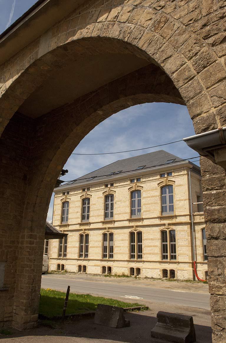 Transformation d'un ancien bâtiment militaire en logements et bureaux